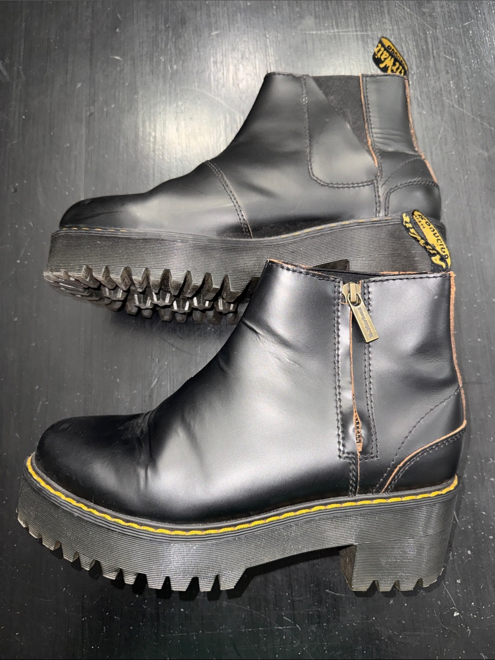 dr martens black leather ankle boots booties. women’s size 8 US. rometty II.